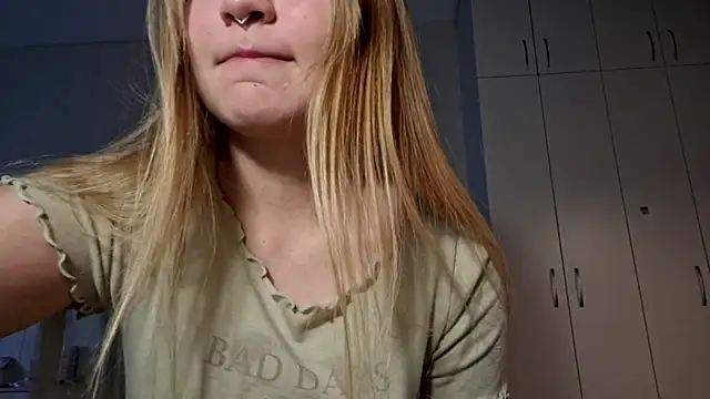 Snapshot of dozygleam chatting on 05.21.26 dozygleam online show from 05.21.26
