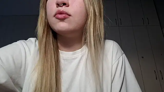 Snapshot of dozygleam chatting on 05.25.26 dozygleam online show from 05.25.26