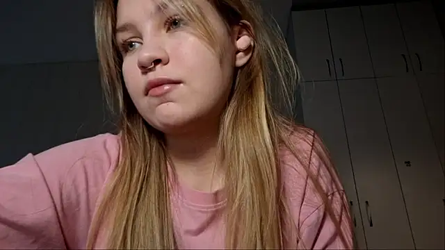 Snapshot of dozygleam chatting on 05.28.26 dozygleam online show from 05.28.26