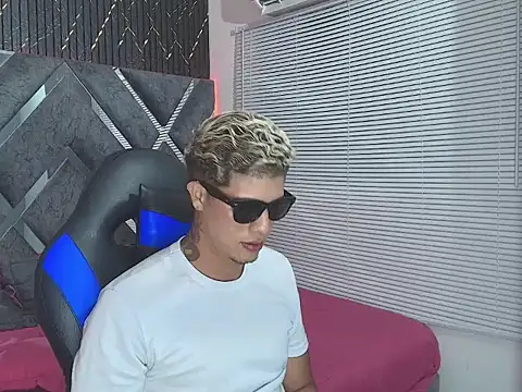 Snapshot of dominic_connor chatting on 06.27.26 dominic connor online show from 06.27.26