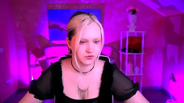 Snapshot of ViolettWoods chatting on 06.14.26 ViolettWoods online show from 06.14.26
