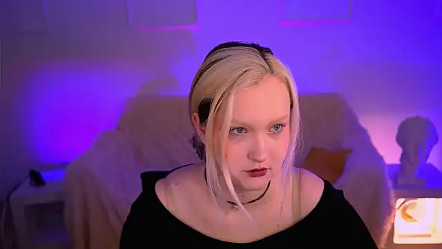 Snapshot of ViolettWoods chatting on 06.17.26 ViolettWoods online show from 06.17.26