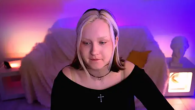 Snapshot of ViolettWoods chatting on 06.18.26 ViolettWoods online show from 06.18.26