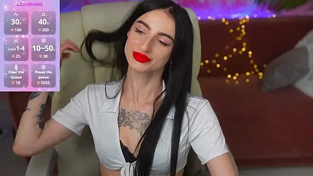 Snapshot of EmilyyMoon chatting on 06.19.26 EmilyyMoon online show from 06.19.26