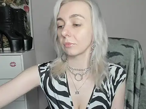 Snapshot of velvetanne chatting on 06.18.26 velvetanne online show from 06.18.26