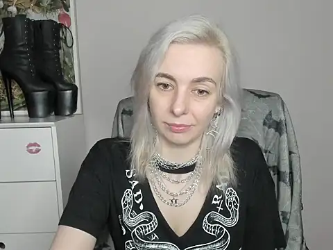 Snapshot of velvetanne chatting on 06.19.26 velvetanne online show from 06.19.26