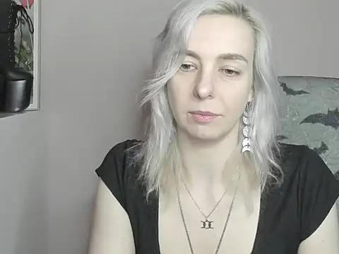 Snapshot of velvetanne chatting on 07.13.26 velvetanne online show from 07.13.26