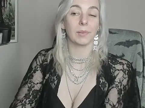 Snapshot of velvetanne chatting on 07.14.26 velvetanne online show from 07.14.26