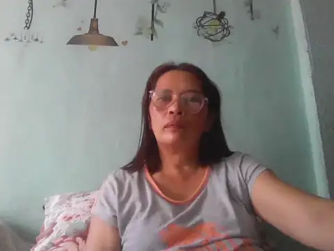 Snapshot of momshe2026 chatting on 06.13.26 momshe2026 online show from 06.13.26