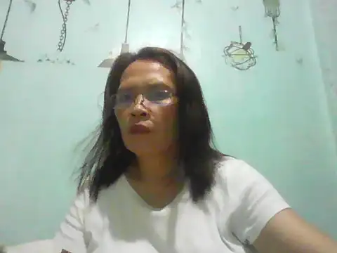 Snapshot of momshe2026 chatting on 06.18.26 momshe2026 online show from 06.18.26
