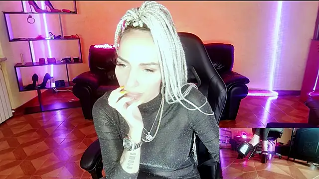 Snapshot of Monicamaxwell chatting on 05.30.26 Monicamaxwell online show from 05.30.26