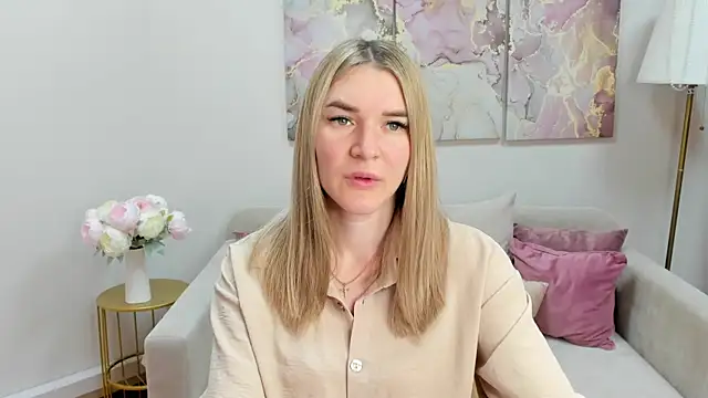 Snapshot of RoxyReignn chatting on 07.16.26 RoxyReignn online show from 07.16.26