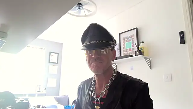 Snapshot of NottsLeather chatting on 06.07.26 NottsLeather online show from 06.07.26