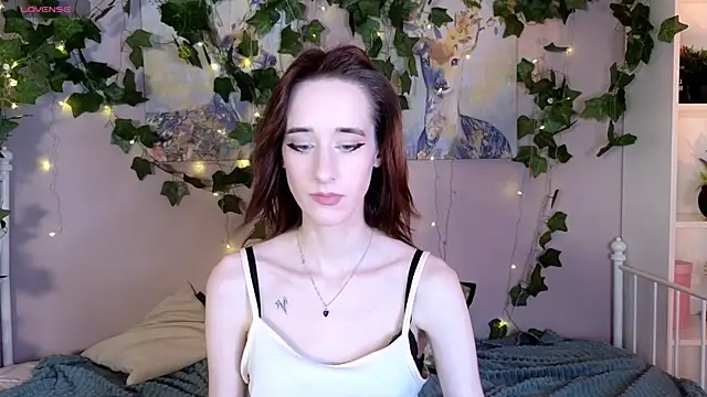 Snapshot of LolaWhitmore chatting on 06.08.26 LolaWhitmore online show from 06.08.26