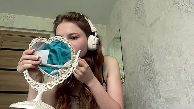 Snapshot of HeIen_cute chatting on 06.13.26 HeIen cute online show from 06.13.26