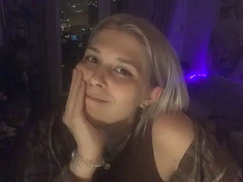 Snapshot of Ella_Bloom chatting on 05.29.26 Ella Bloom online show from 05.29.26