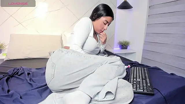 SARAH COLLENS  online show from 07.04.26