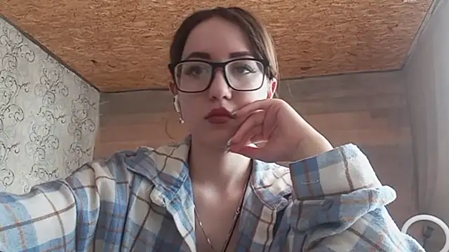 Snapshot of OliviaMoment chatting on 06.07.26 OliviaMoment online show from 06.07.26
