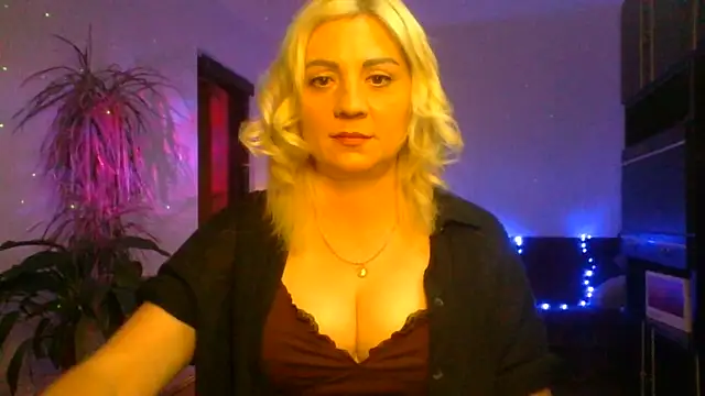 Snapshot of LunaaKiss chatting on 06.12.26 LunaaKiss online show from 06.12.26