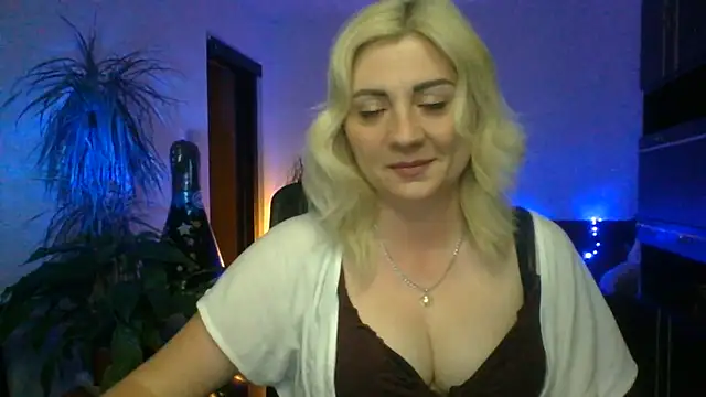 Snapshot of LunaaKiss chatting on 06.18.26 LunaaKiss online show from 06.18.26