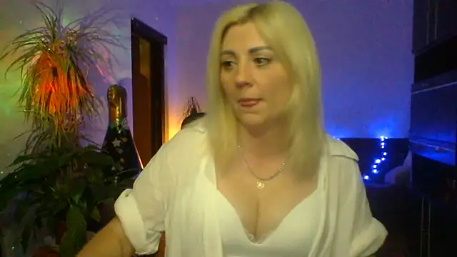 Snapshot of LunaaKiss chatting on 06.19.26 LunaaKiss online show from 06.19.26