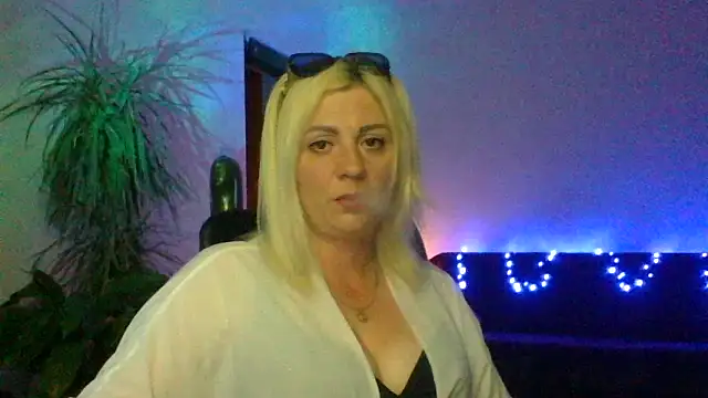 Snapshot of LunaaKiss chatting on 06.30.26 LunaaKiss online show from 06.30.26