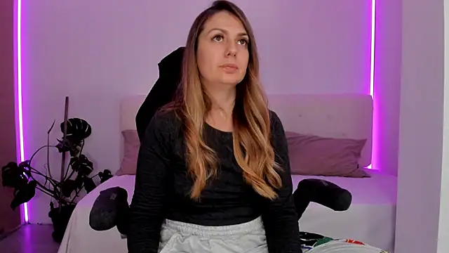 LindaWhite  online show from 11.07.25