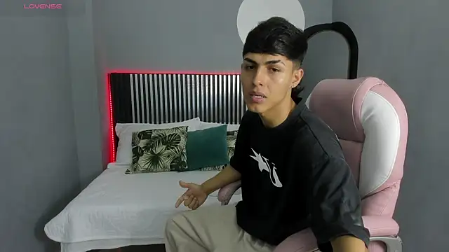 Snapshot of Axel_Mendozaa chatting on 06.10.26 Axel Mendozaa online show from 06.10.26