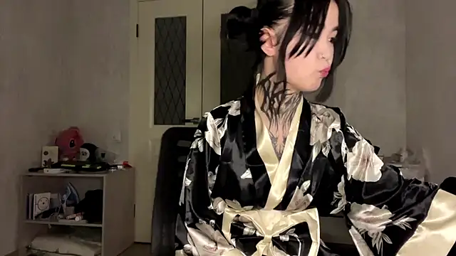 Snapshot of staryrose chatting on 06.24.26 staryrose online show from 06.24.26