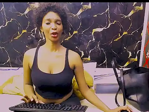 Snapshot of Caramelminxx_ chatting on 06.15.26 Caramelminxx online show from 06.15.26