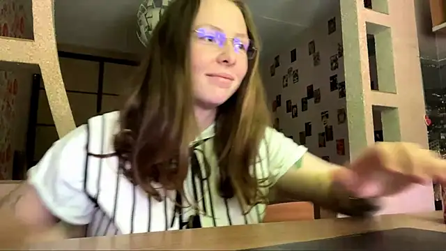 Snapshot of AlisonOhlmacher chatting on 06.12.26 AlisonOhlmacher online show from 06.12.26