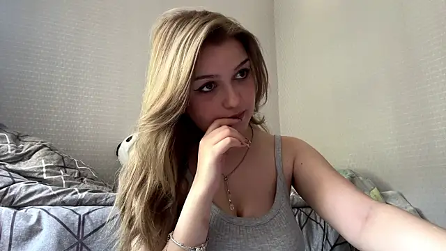 Snapshot of CloudyFoxy chatting on 06.13.26 CloudyFoxy online show from 06.13.26
