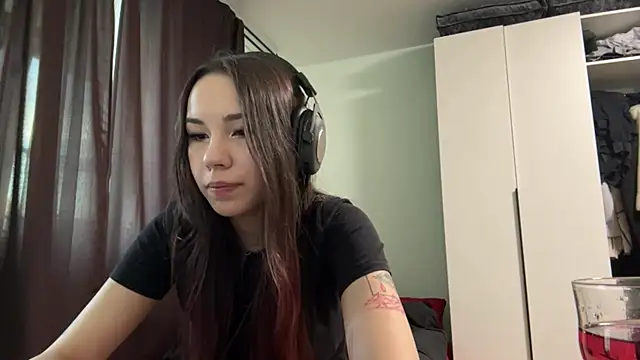 Snapshot of HotGirlMilla chatting on 06.21.26 HotGirlMilla online show from 06.21.26