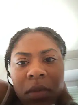 Snapshot of la_manzana chatting on 06.17.26 la manzana online show from 06.17.26