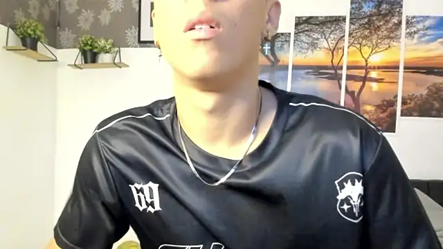 Snapshot of MAX_LEGEND chatting on 07.30.26 MAX LEGEND online show from 07.30.26