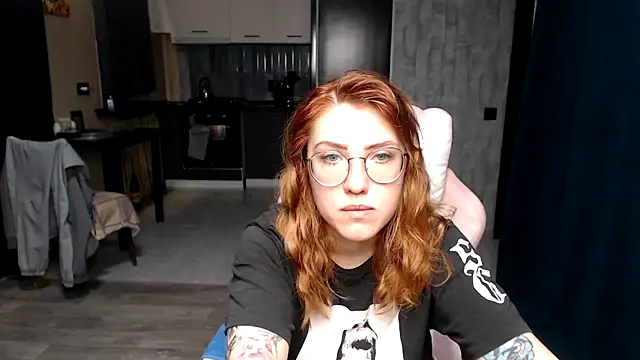 Reginasmilee online show from 10.13.25