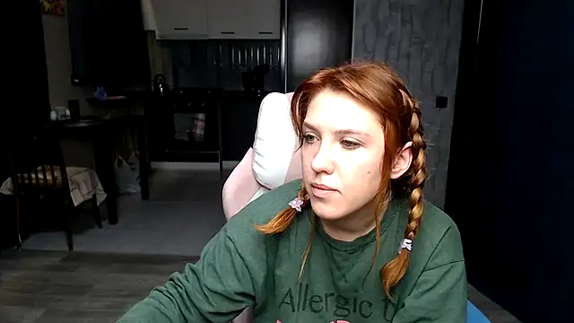 Reginasmilee online show from 10.15.25