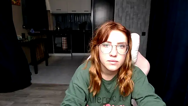 Reginasmilee online show from 10.17.25