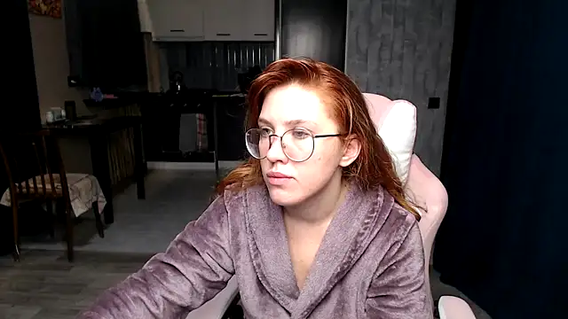 Reginasmilee online show from 10.19.25