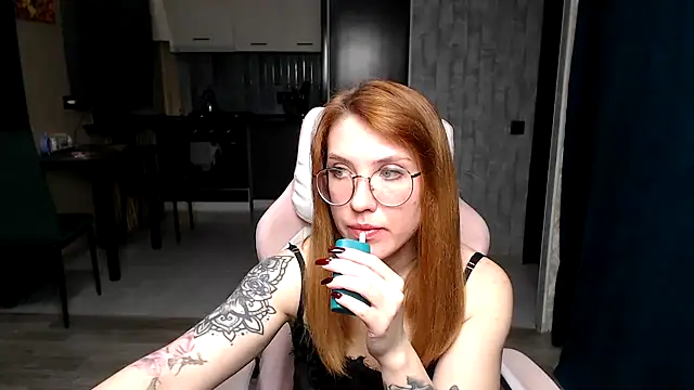 Reginasmilee online show from 11.19.25