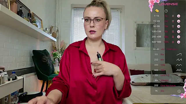 Snapshot of BeautyeyesLovely chatting on 10.04.25 BeautyeyesLovely online show from 10.04.25