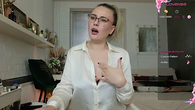 Snapshot of BeautyeyesLovely chatting on 10.28.25 BeautyeyesLovely online show from 10.28.25