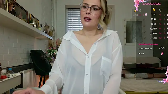 Snapshot of BeautyeyesLovely chatting on 11.26.25 BeautyeyesLovely online show from 11.26.25