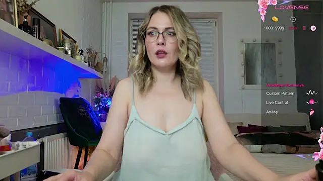 Snapshot of BeautyeyesLovely chatting on 12.01.25 BeautyeyesLovely online show from 12.01.25