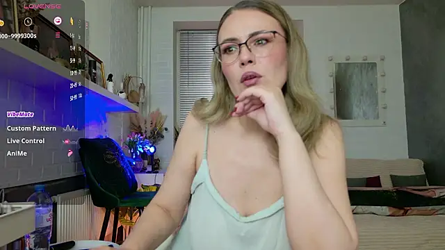 Snapshot of BeautyeyesLovely chatting on 02.01.26 BeautyeyesLovely online show from 02.01.26