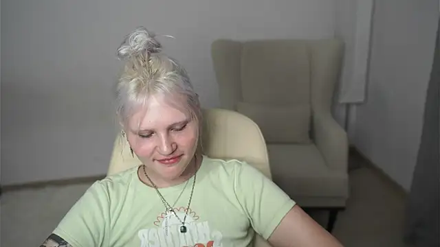 Snapshot of EstherFilteau chatting on 07.03.26 EstherFilteau online show from 07.03.26