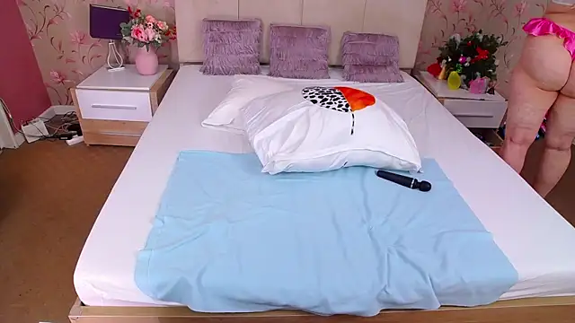 Snapshot of MatureMariah chatting on 12.17.25 MatureMariah online show from 12.17.25