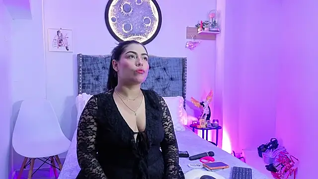 Snapshot of kyana_cream chatting on 07.25.26 kyana cream online show from 07.25.26