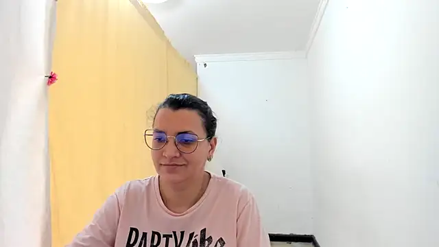 Snapshot of MARILYN_GARCIA chatting on 10.25.25 MARILYN GARCIA online show from 10.25.25