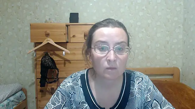 Snapshot of Smart_Rose chatting on 12.16.25 Smart Rose online show from 12.16.25